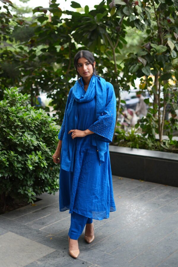 Neer Suit - Image 2